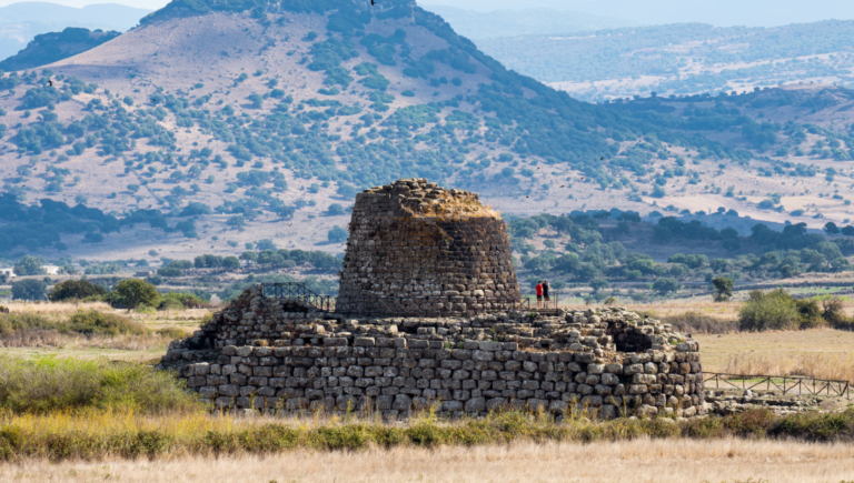 nuraghe-sardegna-da-lontano